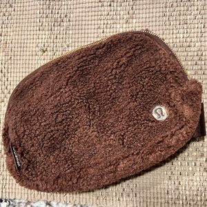 NWT Lululemon Everywhere Belt Bag *Fleece *1L Brown/Gold